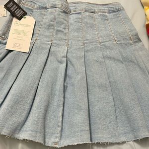 Pleaded denim skirt. Junior size large